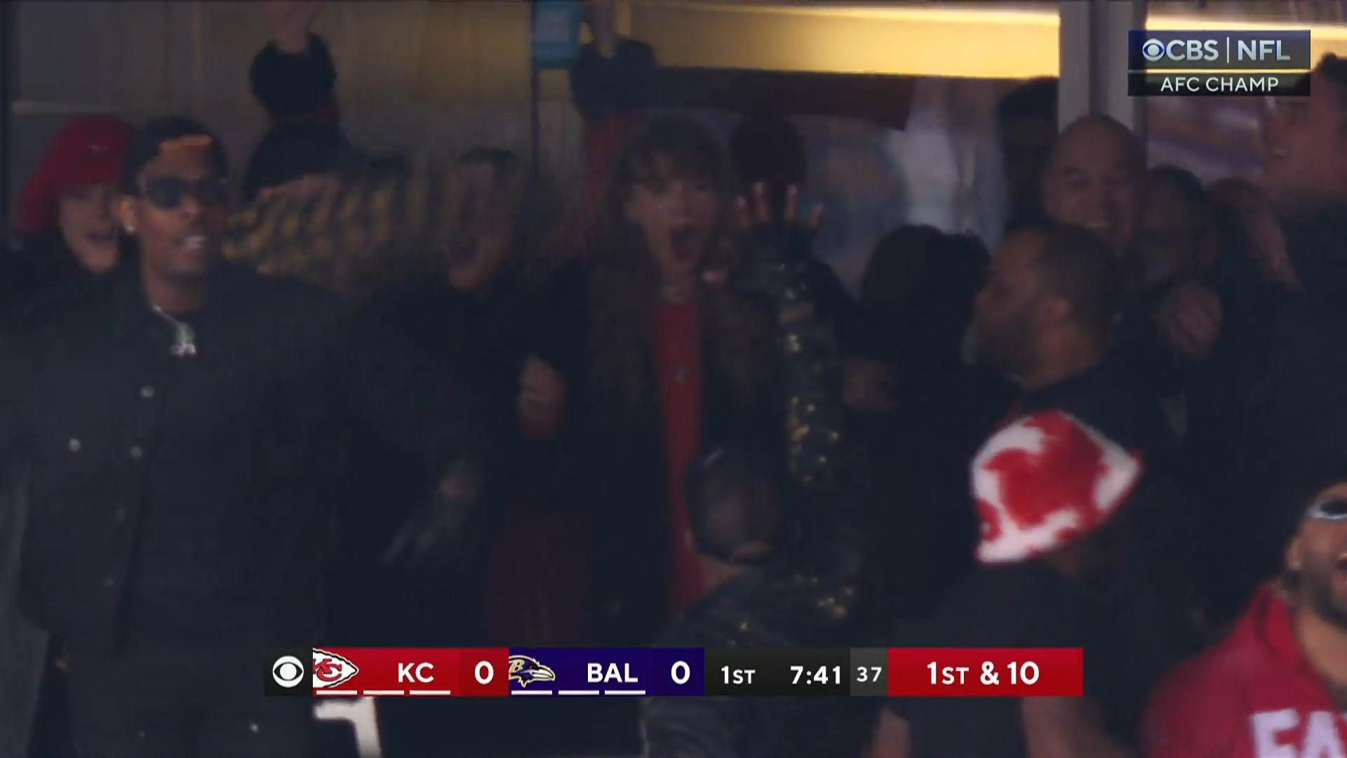 Taylor Swift celebra il suo atterraggio. I capi di Kelce iniziano come i vigili del fuoco