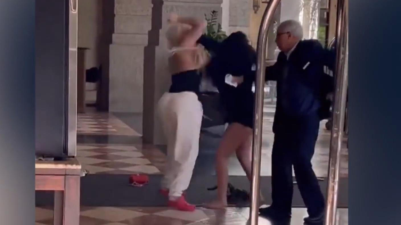 Frauen prügeln sich vor Fünf-Sterne-Hotel Lobby wird zur Boxarena!