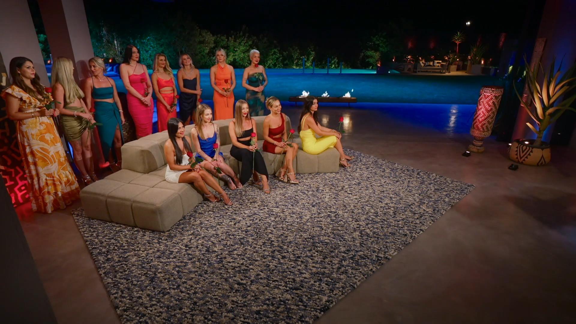 Estas mujeres no reciben una rosa y no se sorprenden con la salida de The Bachelor en el episodio cinco.