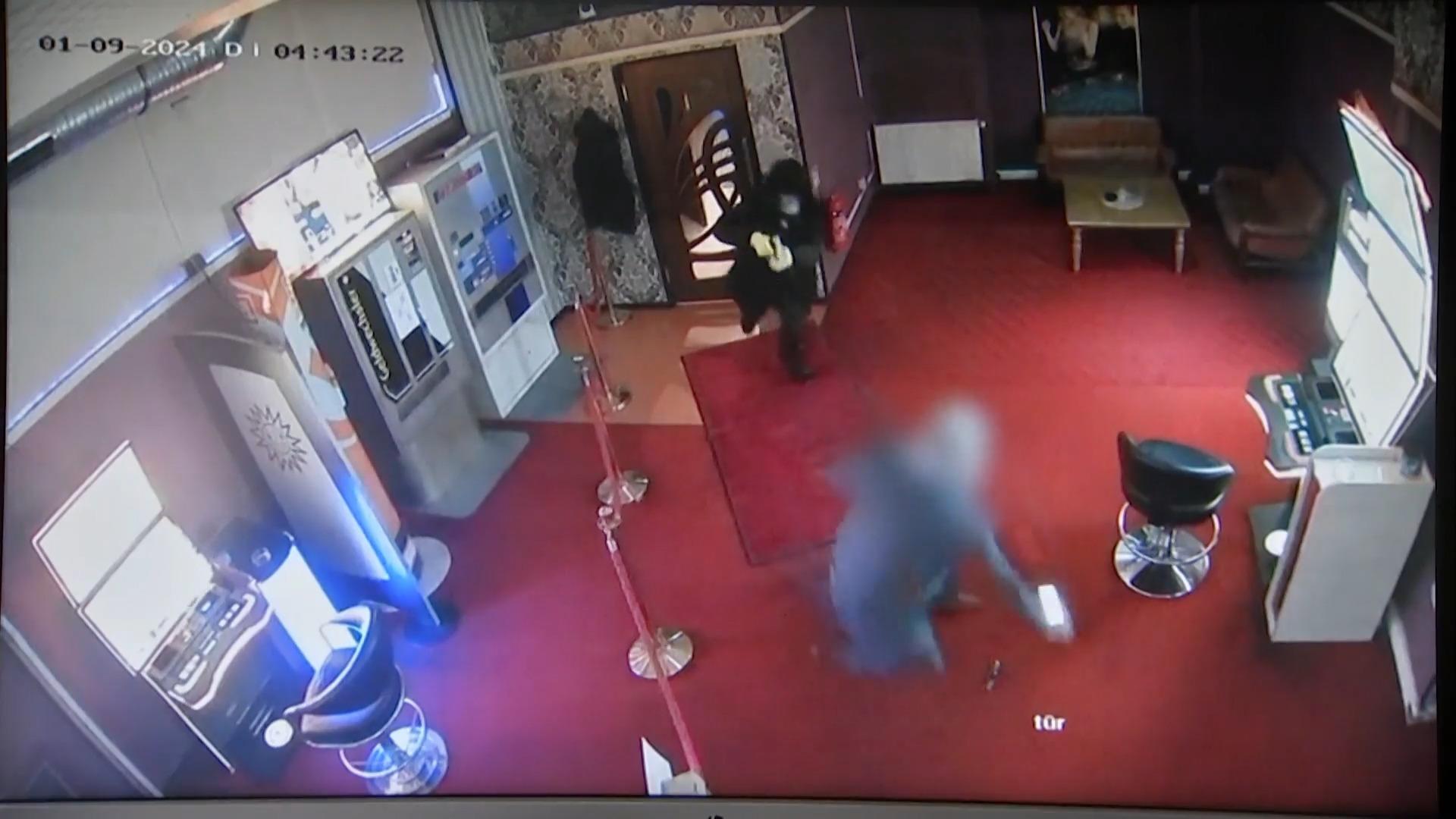 L'Assia trema davanti al brutale uomo mascherato e la polizia insegue i ladri con le telecamere di sorveglianza