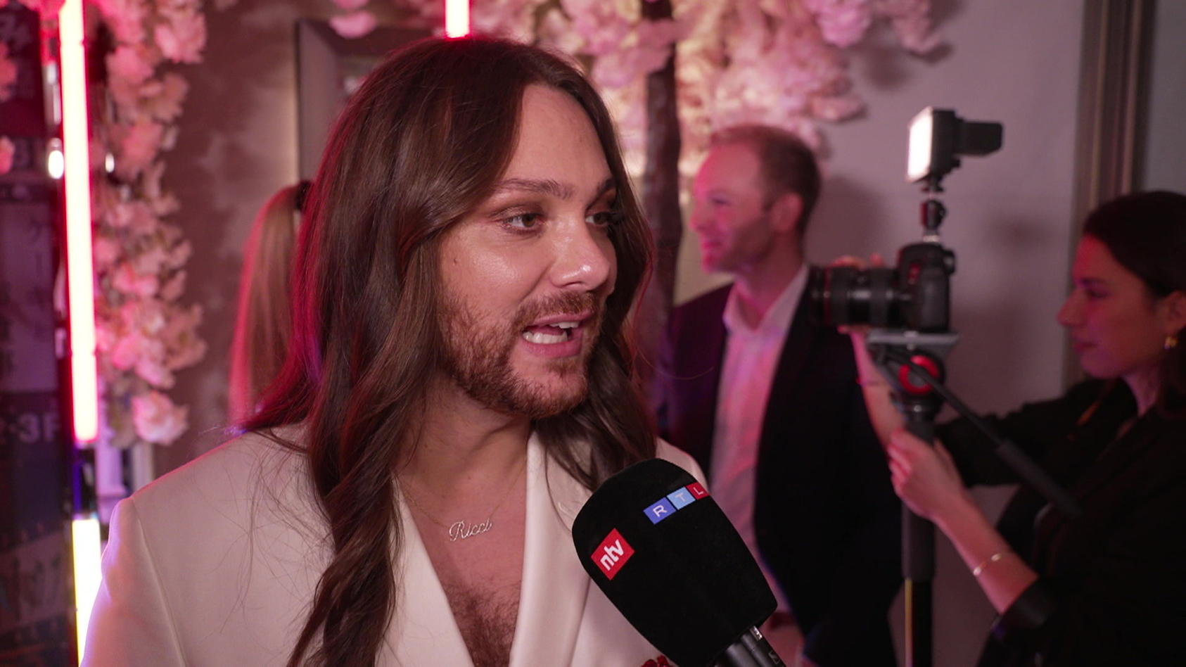 Wie Viel Dislikes Hat Bling Bling Riccardo Simonetti, wo ist denn (schon wieder) dein Verlobungsring?