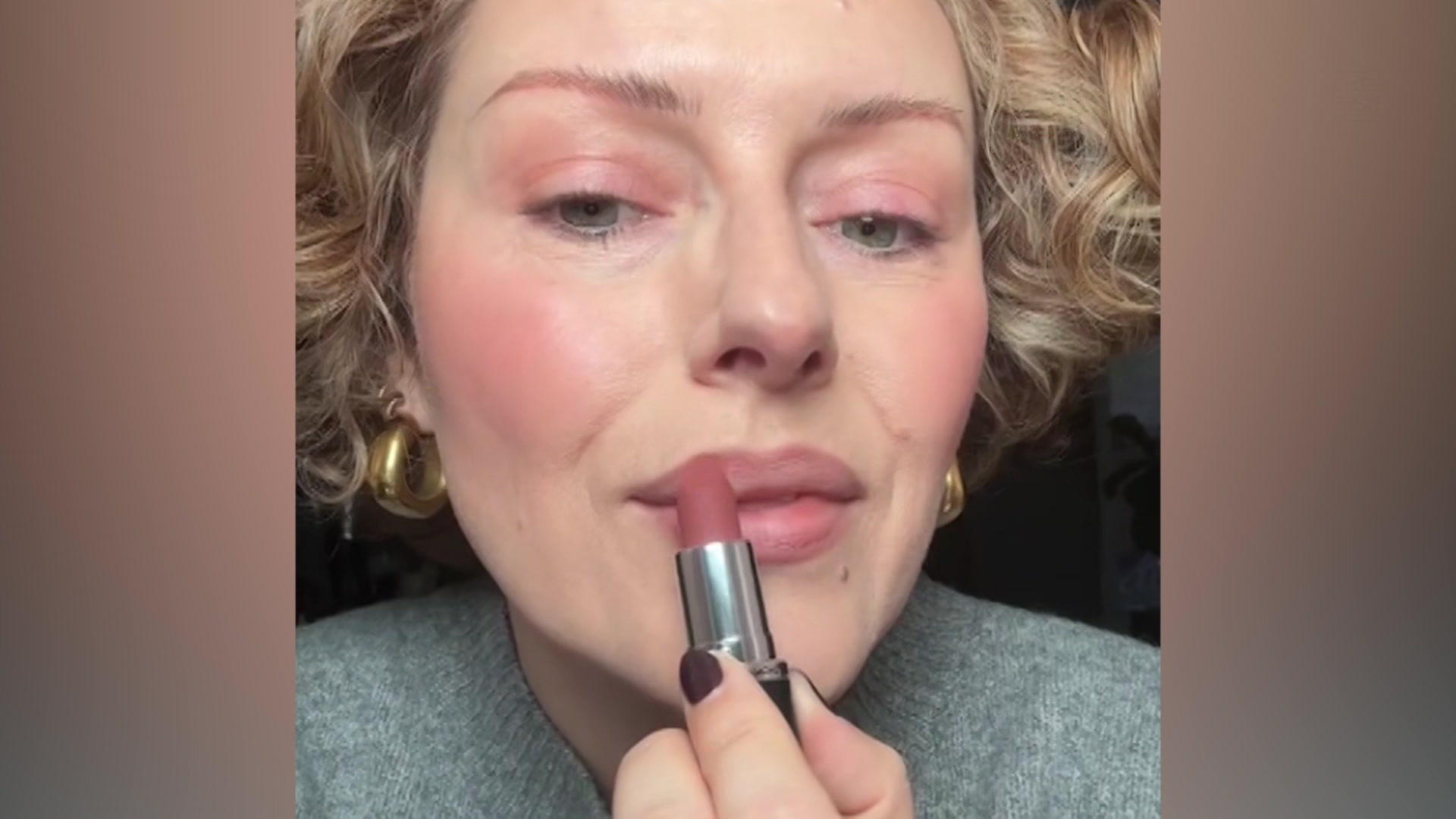 Fast jeder trägt Lippenstift falsch auf! Make-up Künstlerin verrät Trick