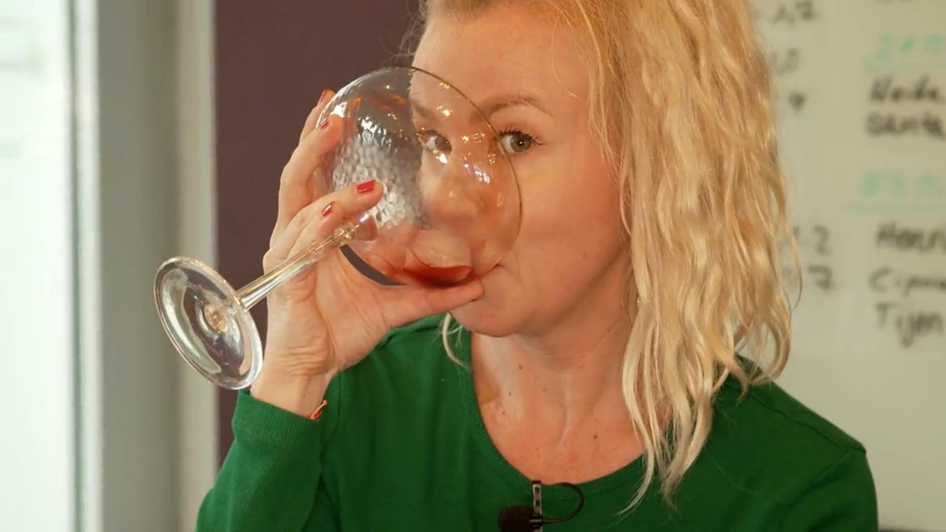 La bebida promete intoxicación sin resaca y un periodista de RTL realiza la prueba