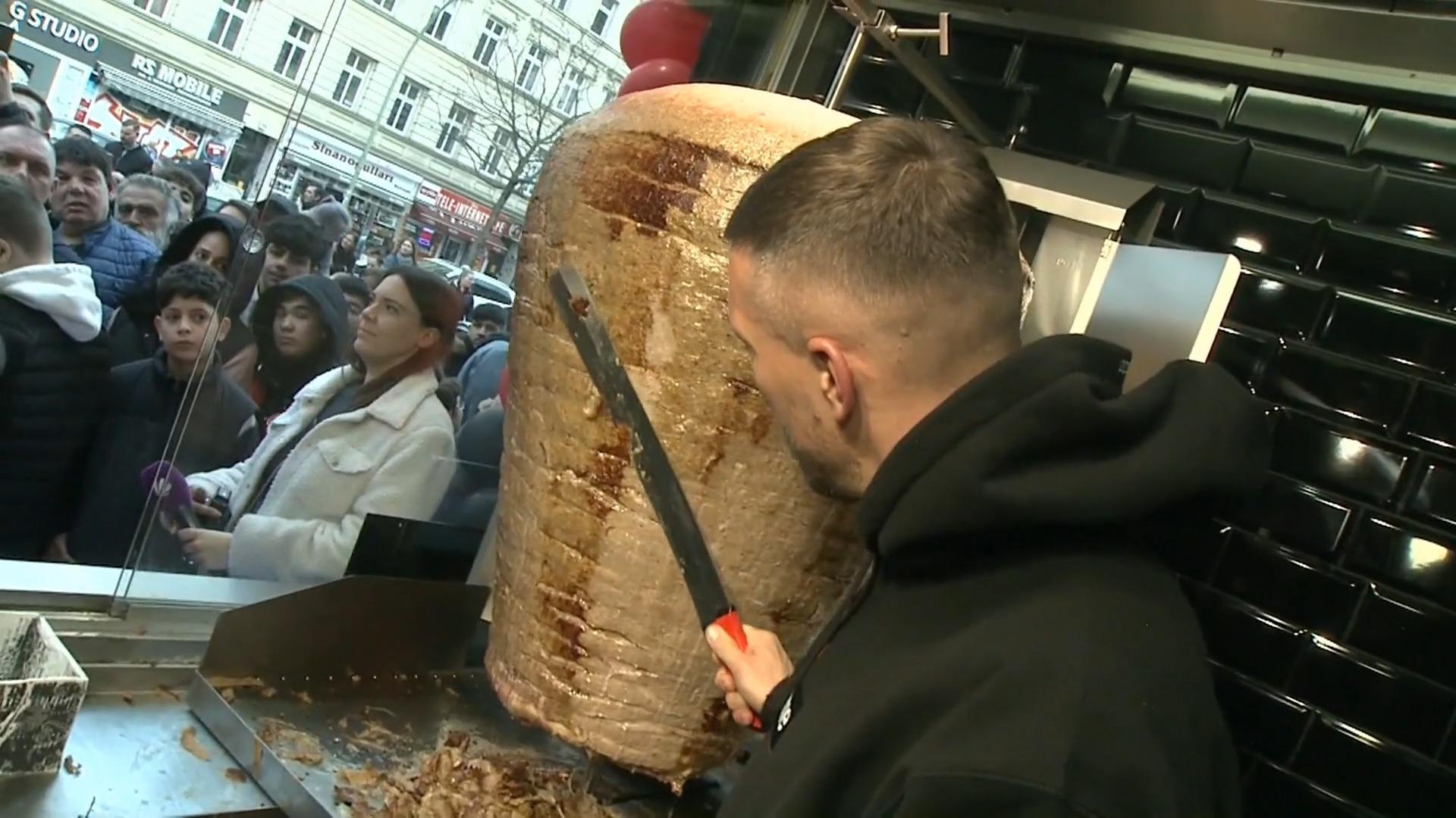 Boldi apre un negozio di kebab a Berlino, tra un'enorme affluenza di fan