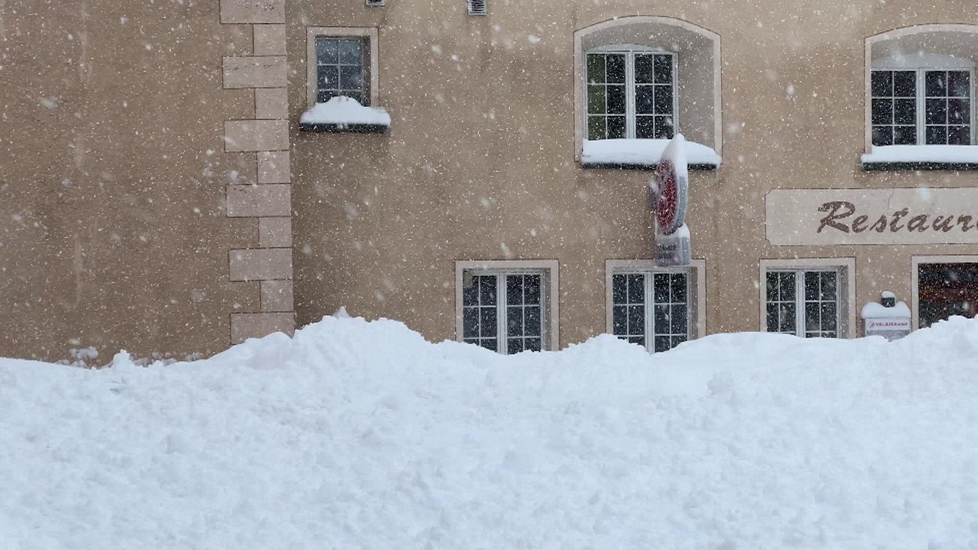 Krasse Neuschneemengen - Orte ersticken im Schnee Schneechaos in Italien und der Schweiz