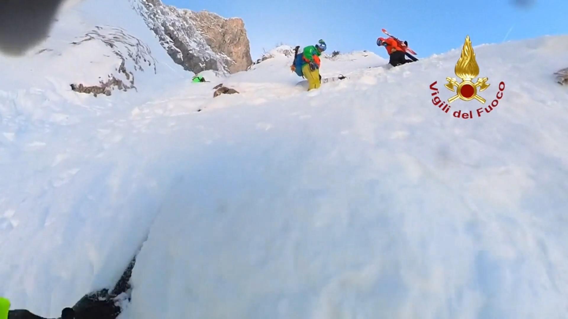 Nagle narciarze utknęli na górze, ekscytujący materiał filmowy