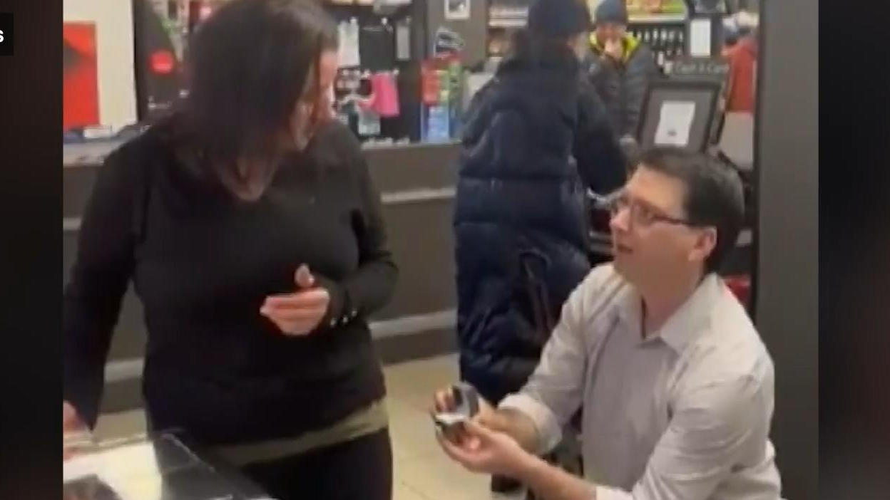 Mężczyzna wychodząc z supermarketu oświadcza się swojej dziewczynie: Najpierw robi zakupy, a potem klęka?!