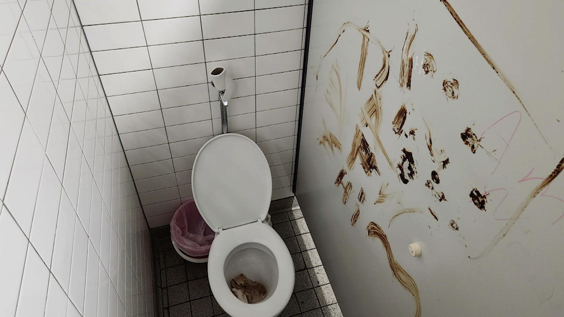 Obrzydliwe toalety szkolne: Uczniowie muszą chodzić do swoich biur z odchodami na ścianach