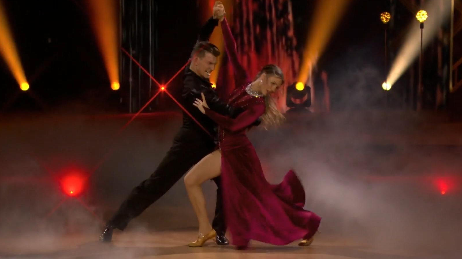 Anne-Kathrin Bendiksen esegue il tango con Mikael Tatarkin Let's Dance 2024: Cambio di partner nello spettacolo 4
