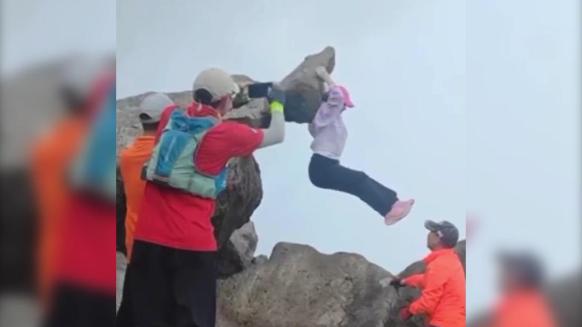 Frau fällt bei Foto-Pose von Felsen Plötzlich rutscht Sie ab!