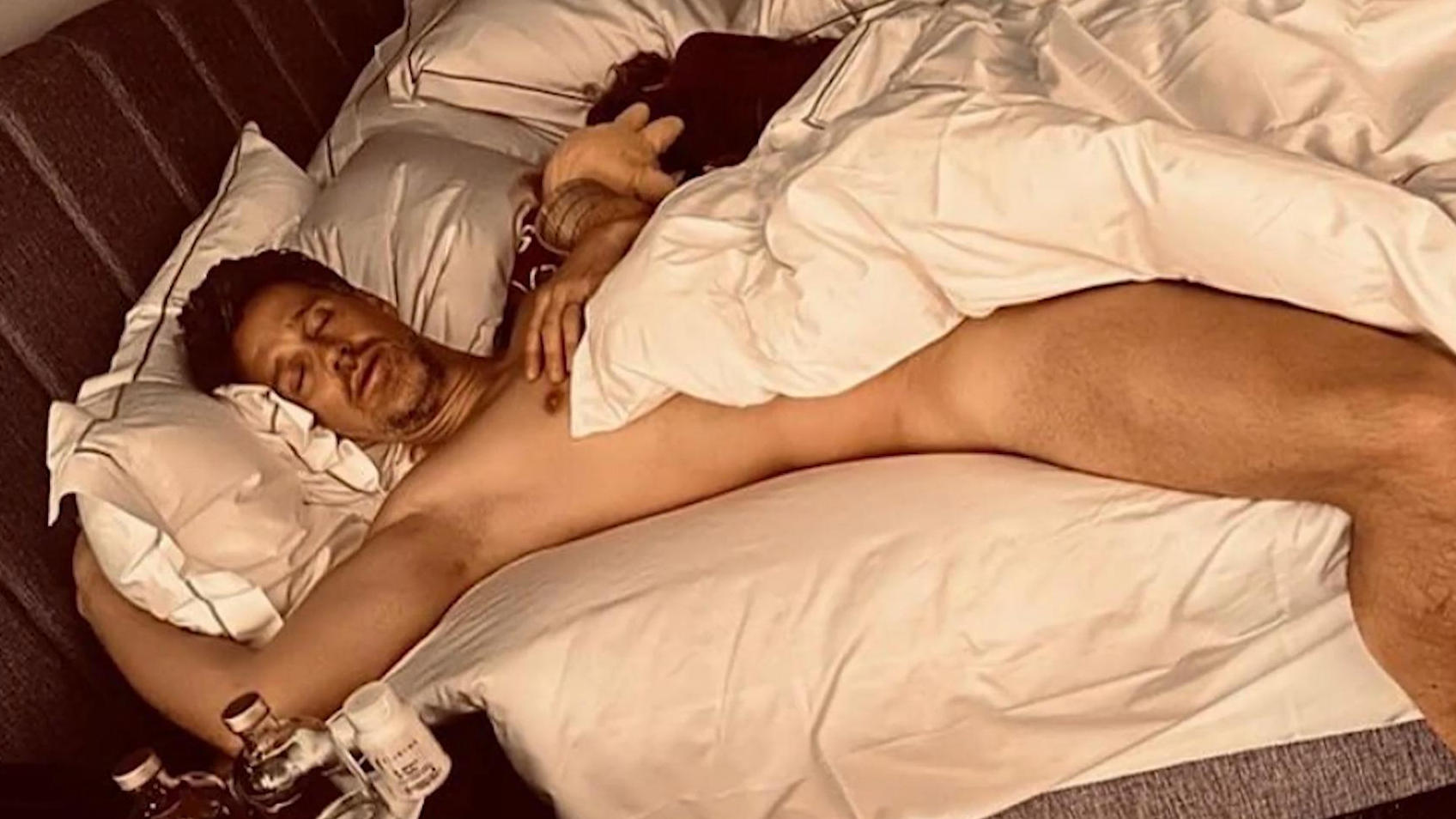 Aquí está Wayne Carpendale durmiendo plácidamente en la cama, ¡desnudo!  Bueno, ¿a quién tenemos aquí?