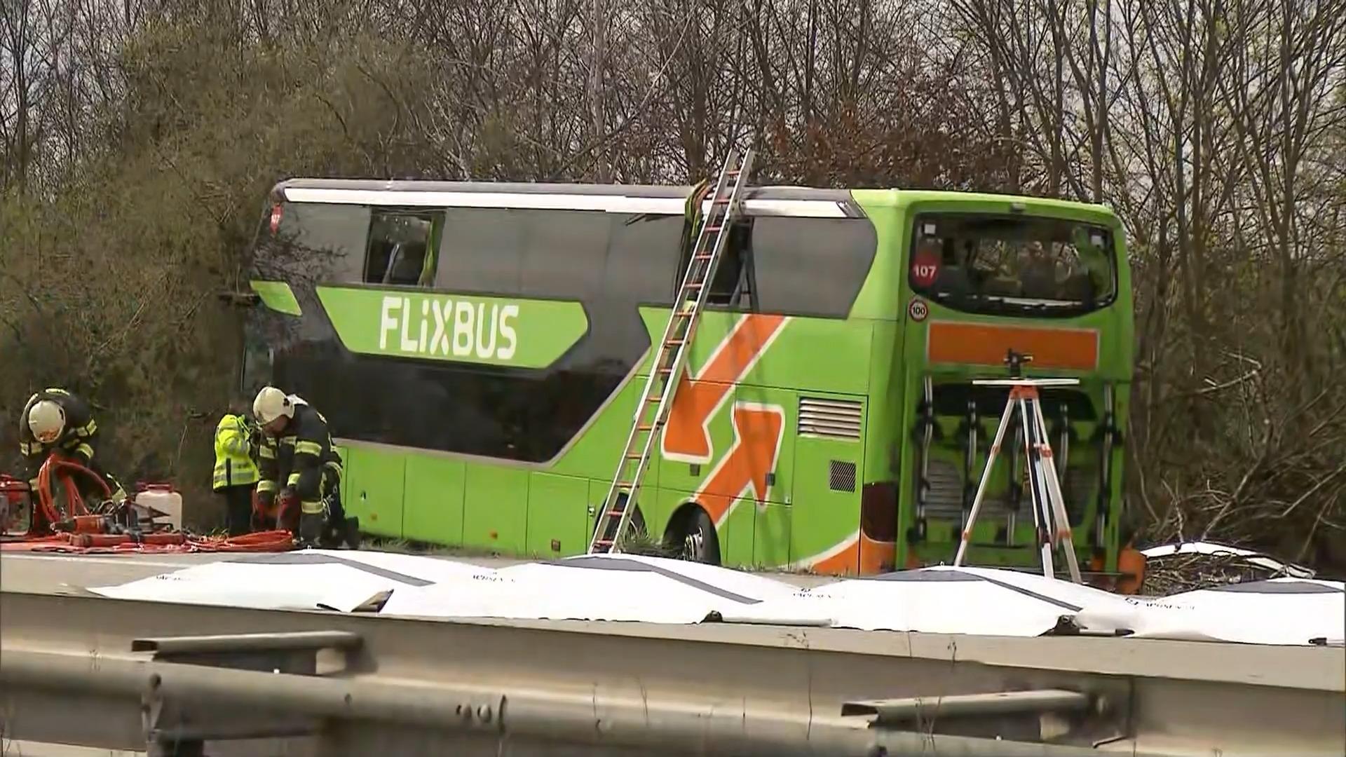 El Flixbus se estrelló contra la presa y murieron cinco personas.