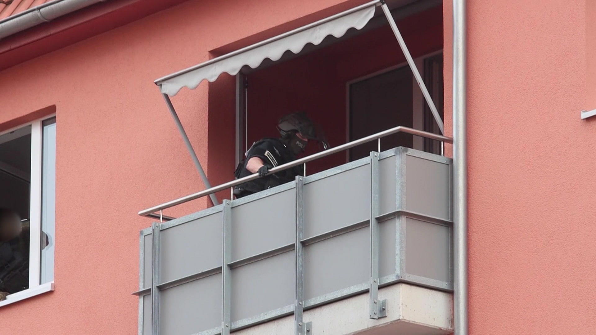 Un hombre arroja material de apartamentos a la policía - ¡Operación SEK!  Mobiliario y barra metálica.
