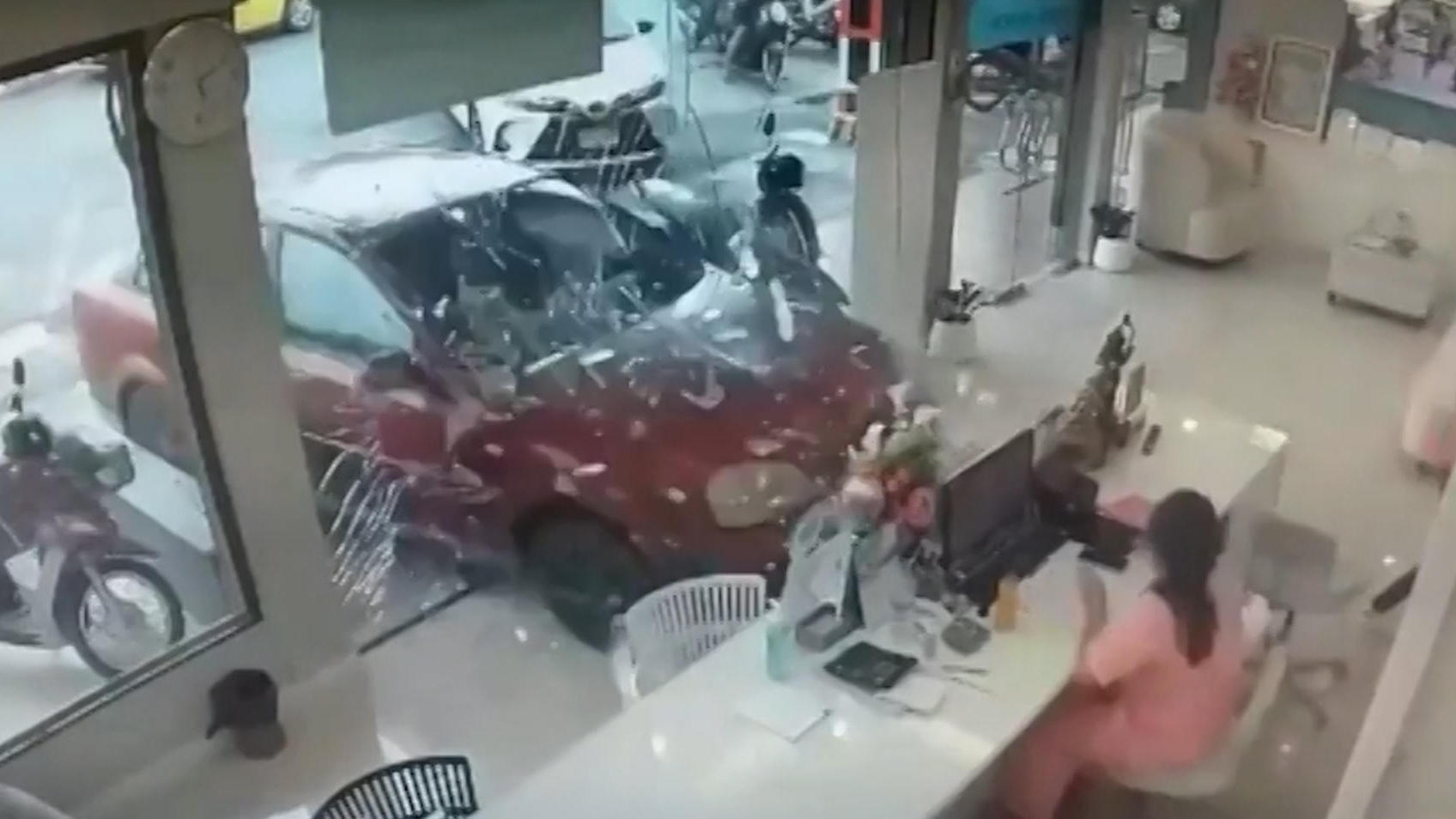 El conductor pierde el control y choca contra el vidrio a gran velocidad en una clínica de belleza