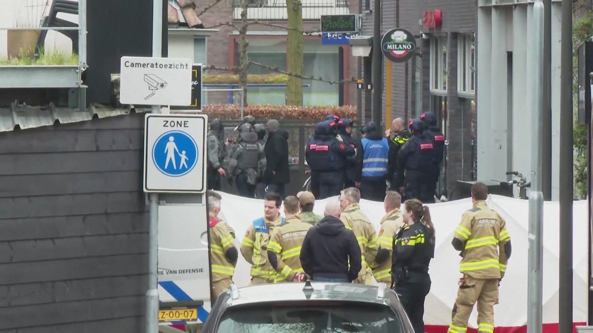 Osoba biorąca zakładników przetrzymuje ludzi jako zakładników w dużym barze w Holandii