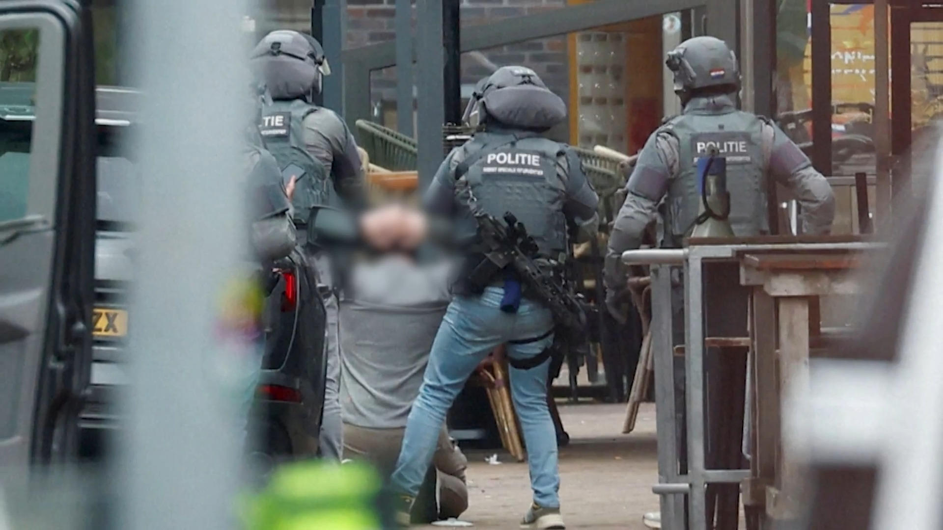 Un uomo si rintana in un bar con quattro persone e una presa di ostaggi nei Paesi Bassi si conclude senza spargimento di sangue