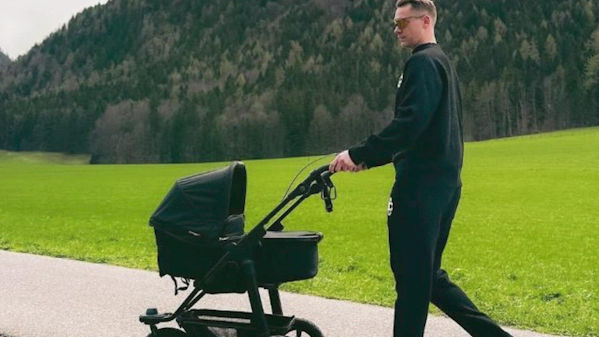 Manuel Neuer aparece por primera vez como un padre orgulloso, ¡y le sienta perfecto!