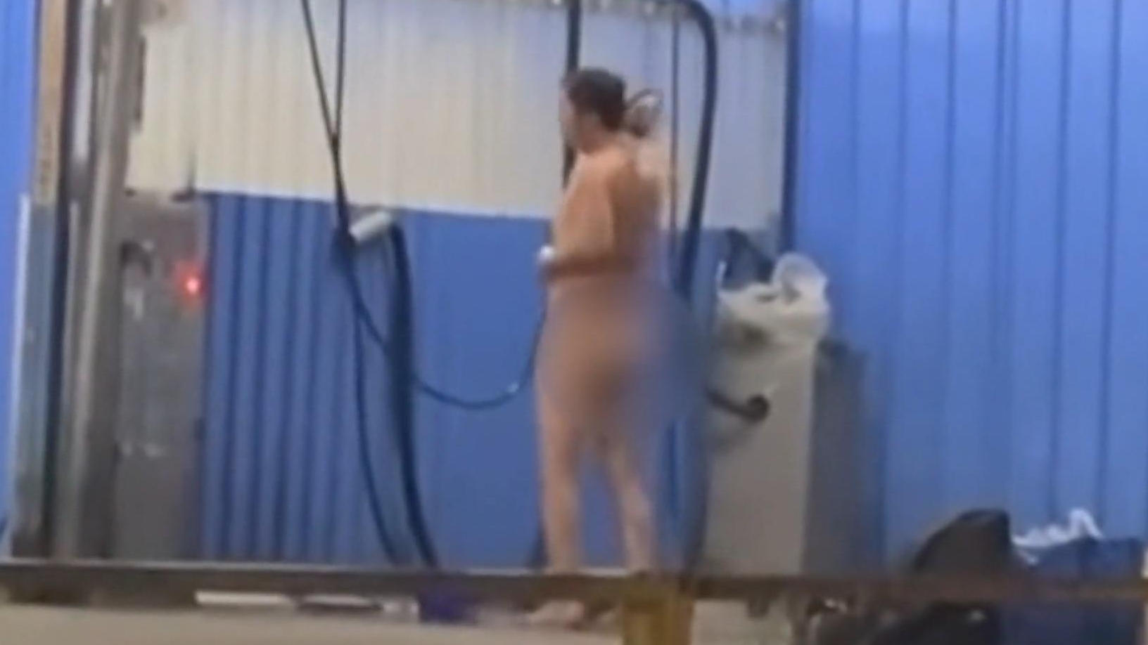 Hola, es para autos!  Chica desnuda duchándose en un limpio lavado de autos exhibicionista