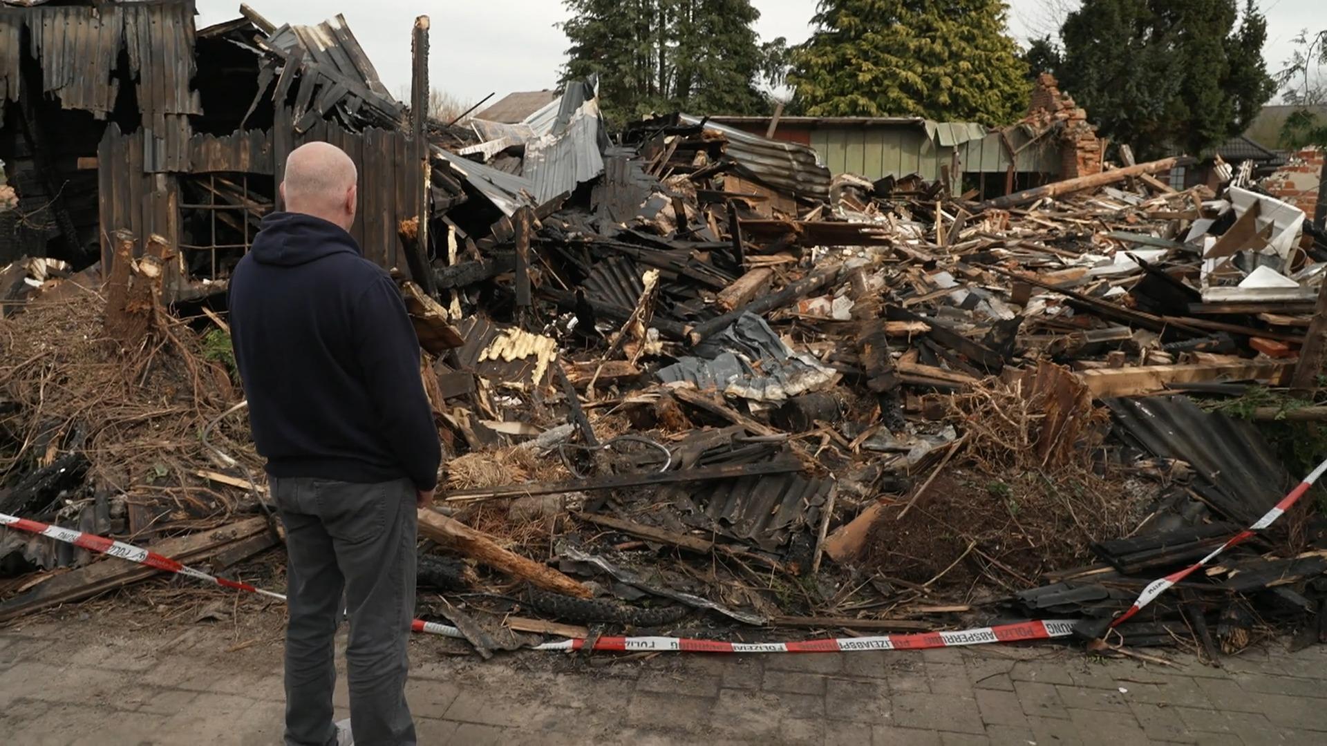 Großbrand stellt die Feuerwehr vor Herausforderungen!  Feuer zerstört das Haus der Familie Stapel