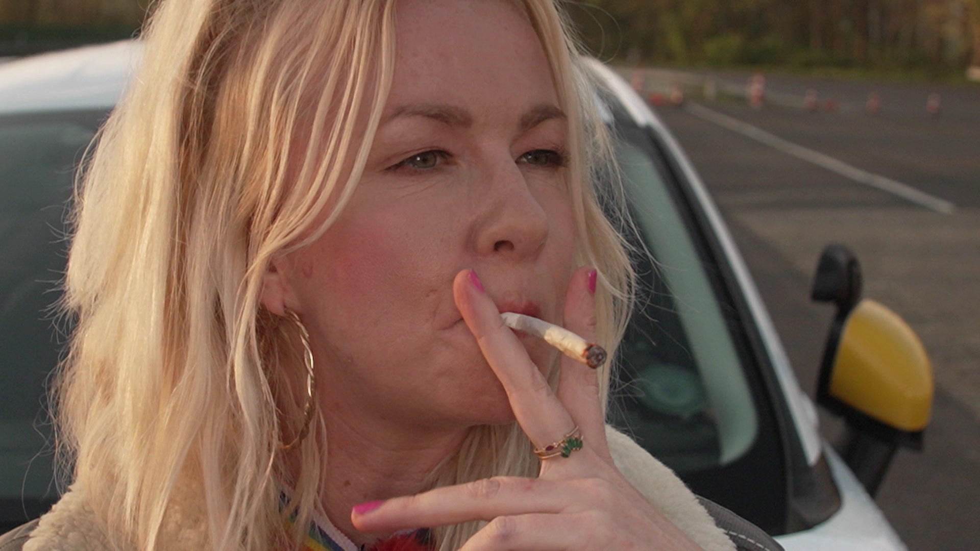RTL reporter dares to introspect on ganja.Can you smoke weed first and then drive a car?