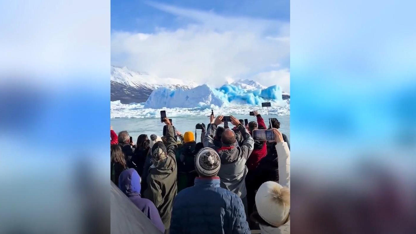 Gefahr aus Eis: Gletscher bricht vor Touristenboot ab Klimawandel-Naturschauspiel in Zeitlupe