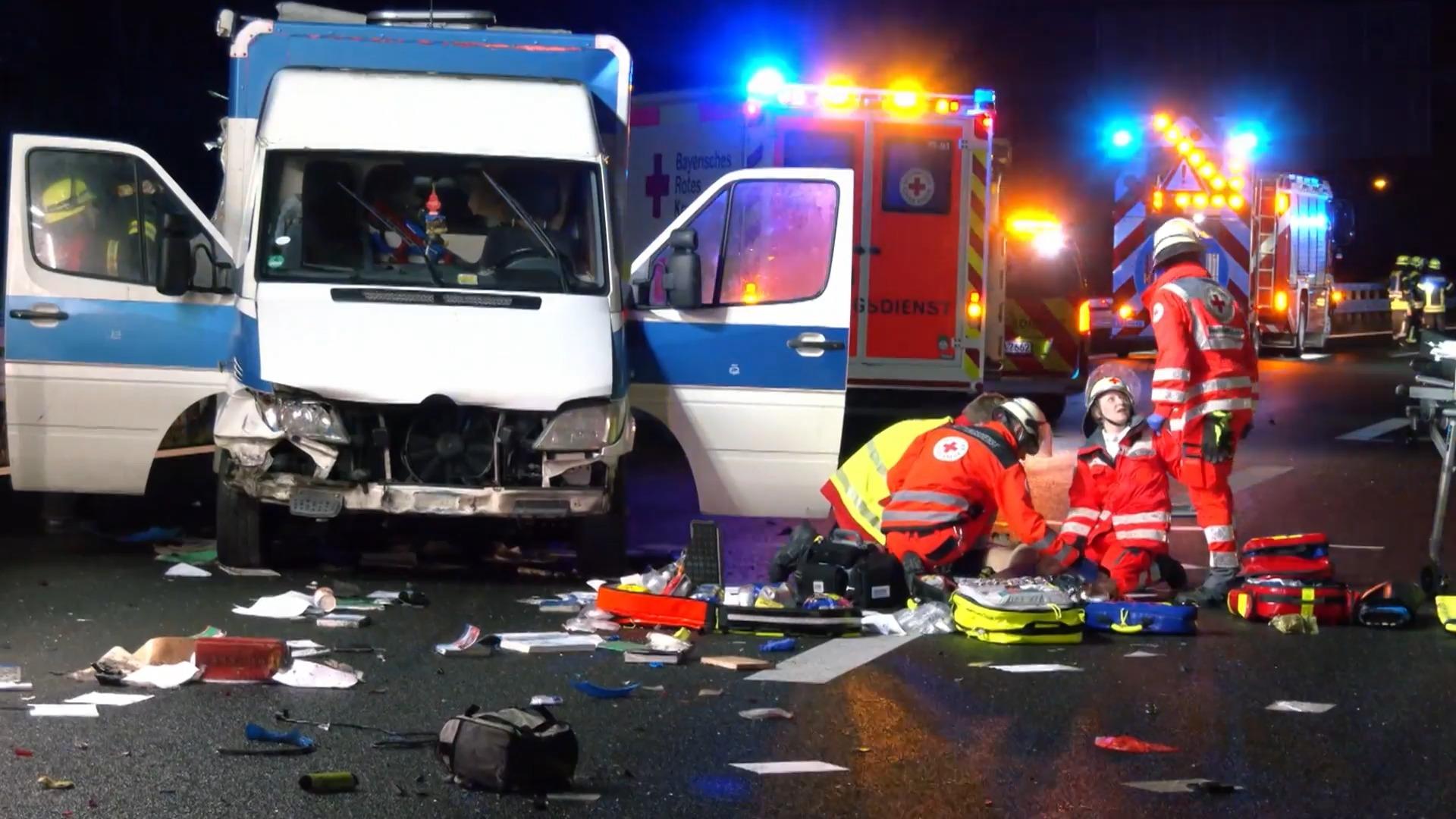 Reisebus rammt Wohnmobil - 14 Verletzte Busunglück in Bayern