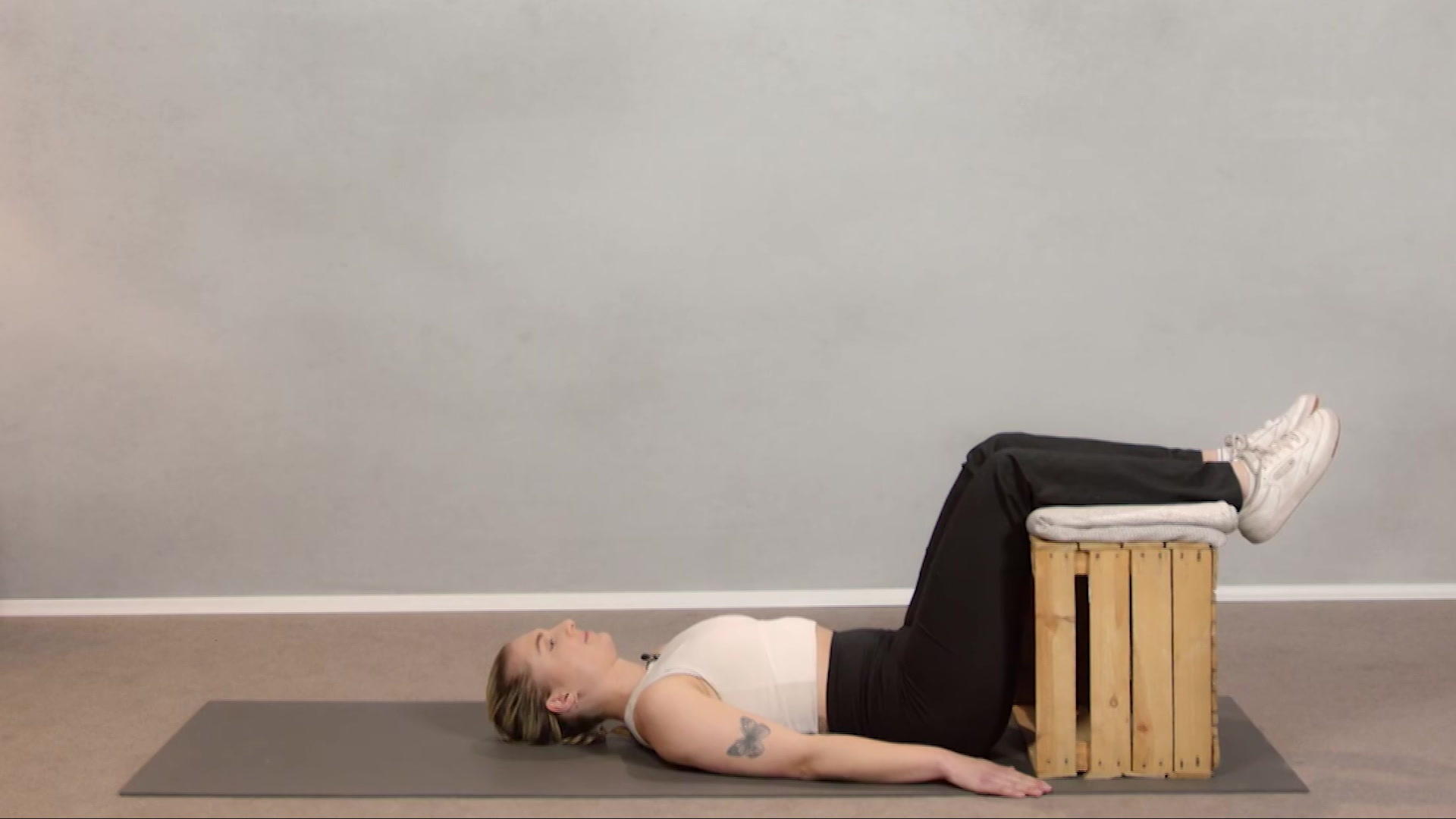 Esercizio per la schiena: posizione a gradini per alleviare lo stress sui muscoli della schiena