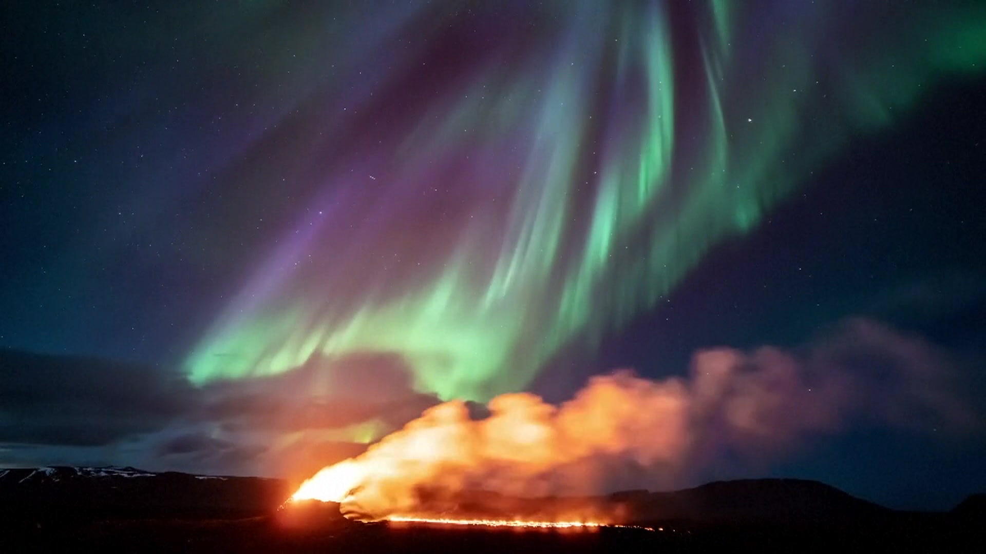 Vulkan spuckt Lava in Polarlichthimmel Farbenspiel der Natur