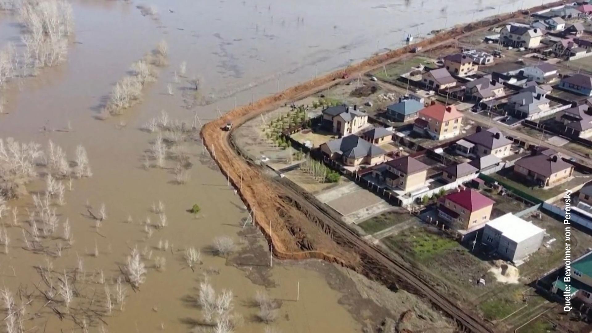 Ein Dorf is als een Hochwasser in Südrussland Weil Russland is niet zoals de Flut unternimmt
