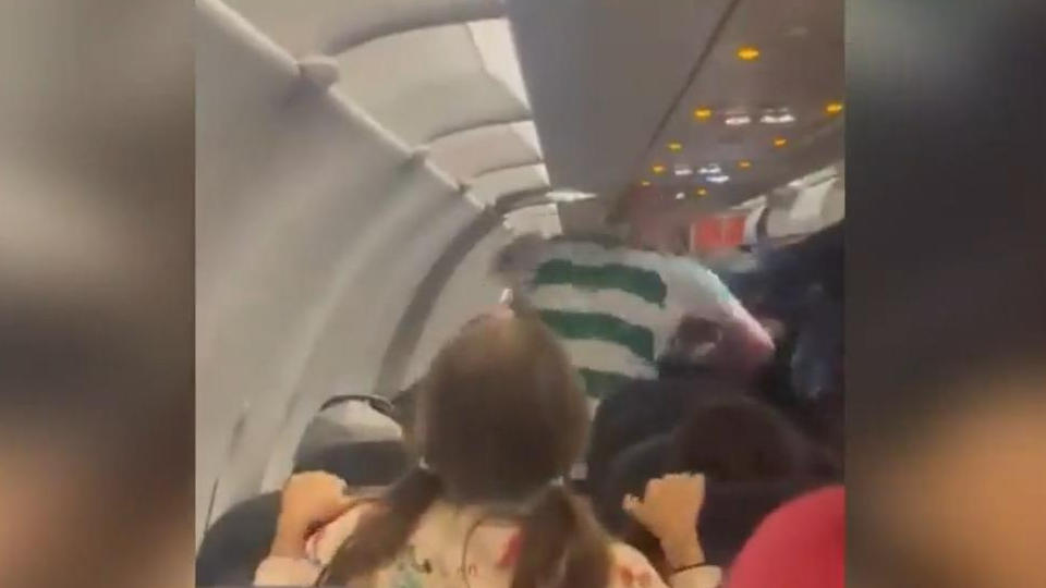 Besoffener Fußballfan schlägt in Flugzeug um sich Direkt vor den Kindern!