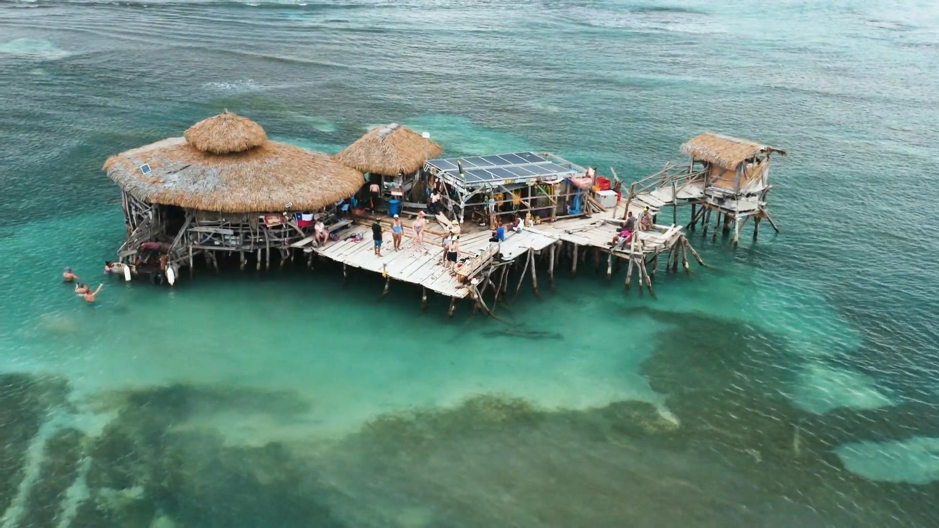 Een bar midden in de wateren van de Caribische Zee. Een beroemde bar voor de kust van Jamaica