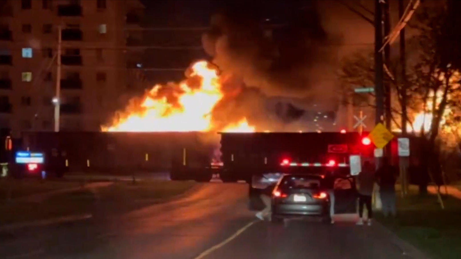 Feuer-Zug rast mitten durch Innenstadt Waggons plötzlich in Flammen!