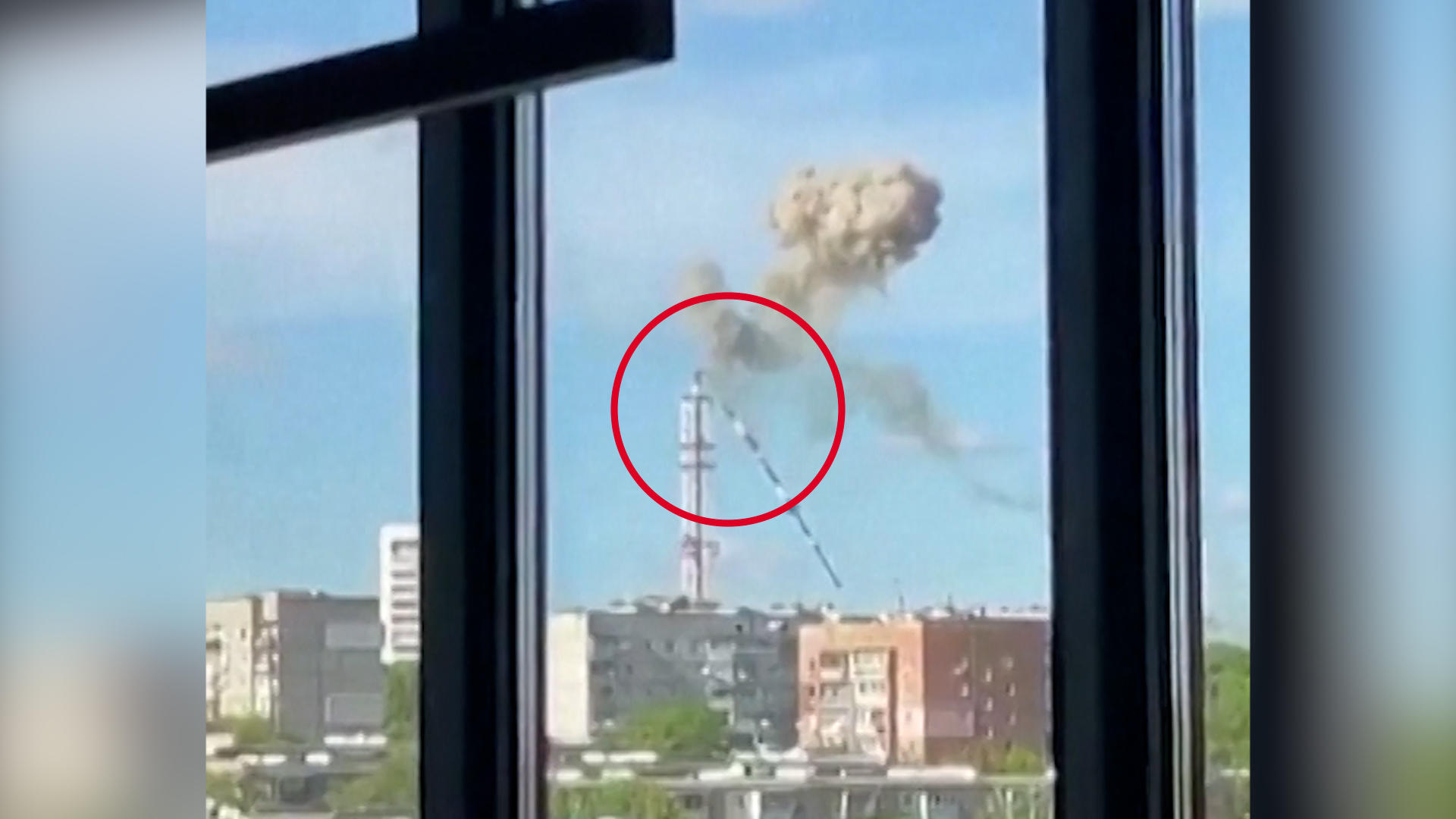 Fernsehturm in Charkiw kippt nach Angriff um Ukraine
