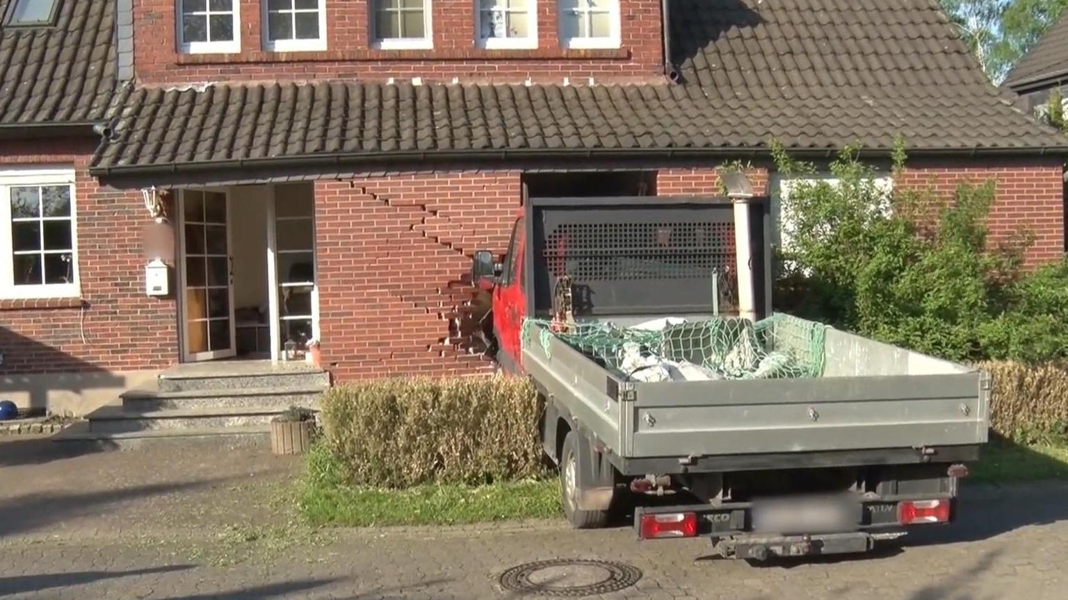 Con tutta la sua forza!  Un piccolo camion si è schiantato contro il muro della casa della famiglia Altin