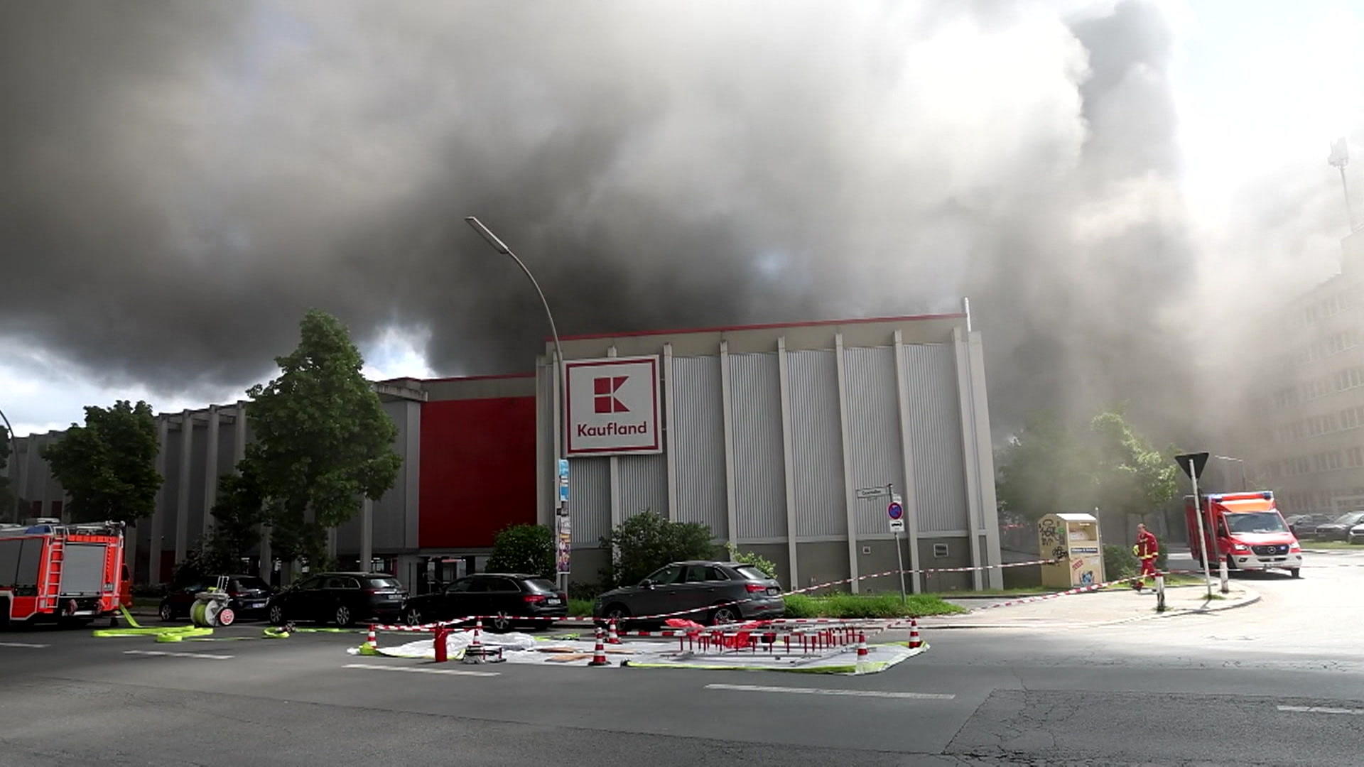 Fumo nero su Berlino - Una nuvola di fumo proviene da un vasto incendio scoppiato in una fabbrica di armi