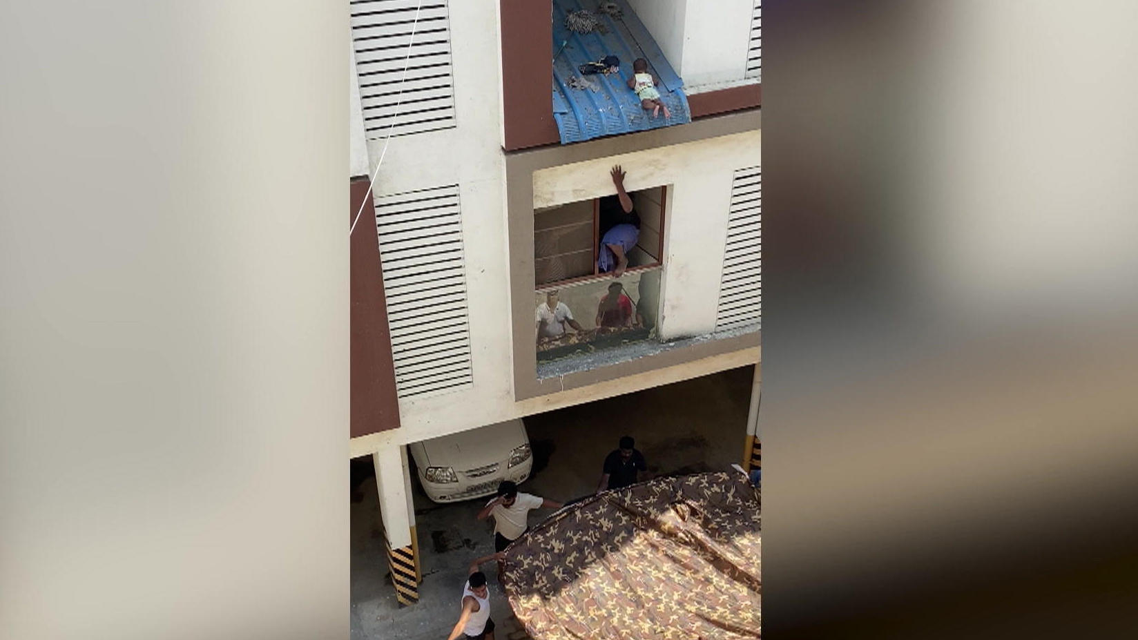 Stavano già mettendo giù le lenzuola!  Una bambina di otto mesi appesa al tetto di casa rischia di cadere