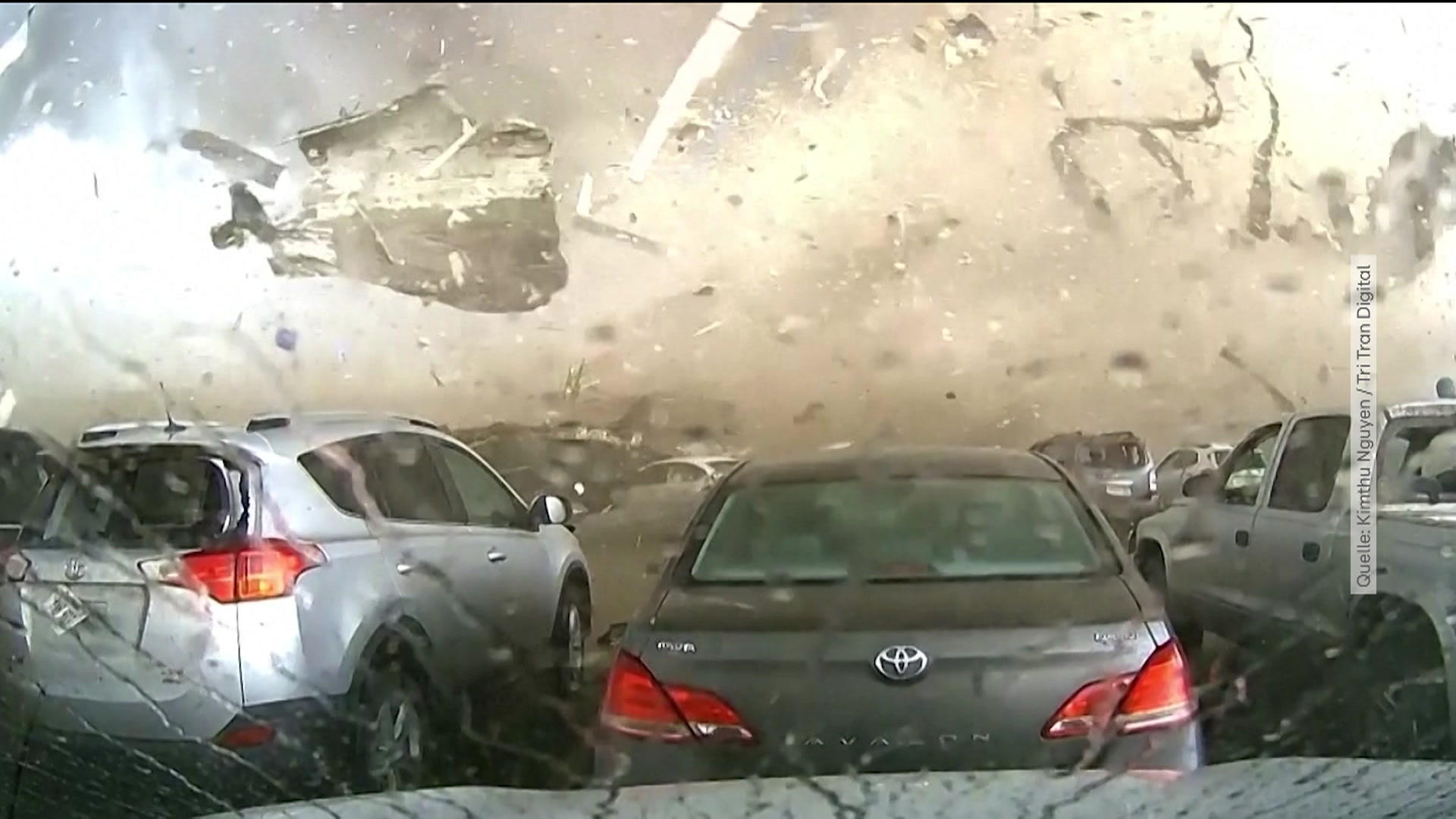 Tornado verschluckt Industriehalle in Sekundenschnelle Zerstörerische Urgewalt