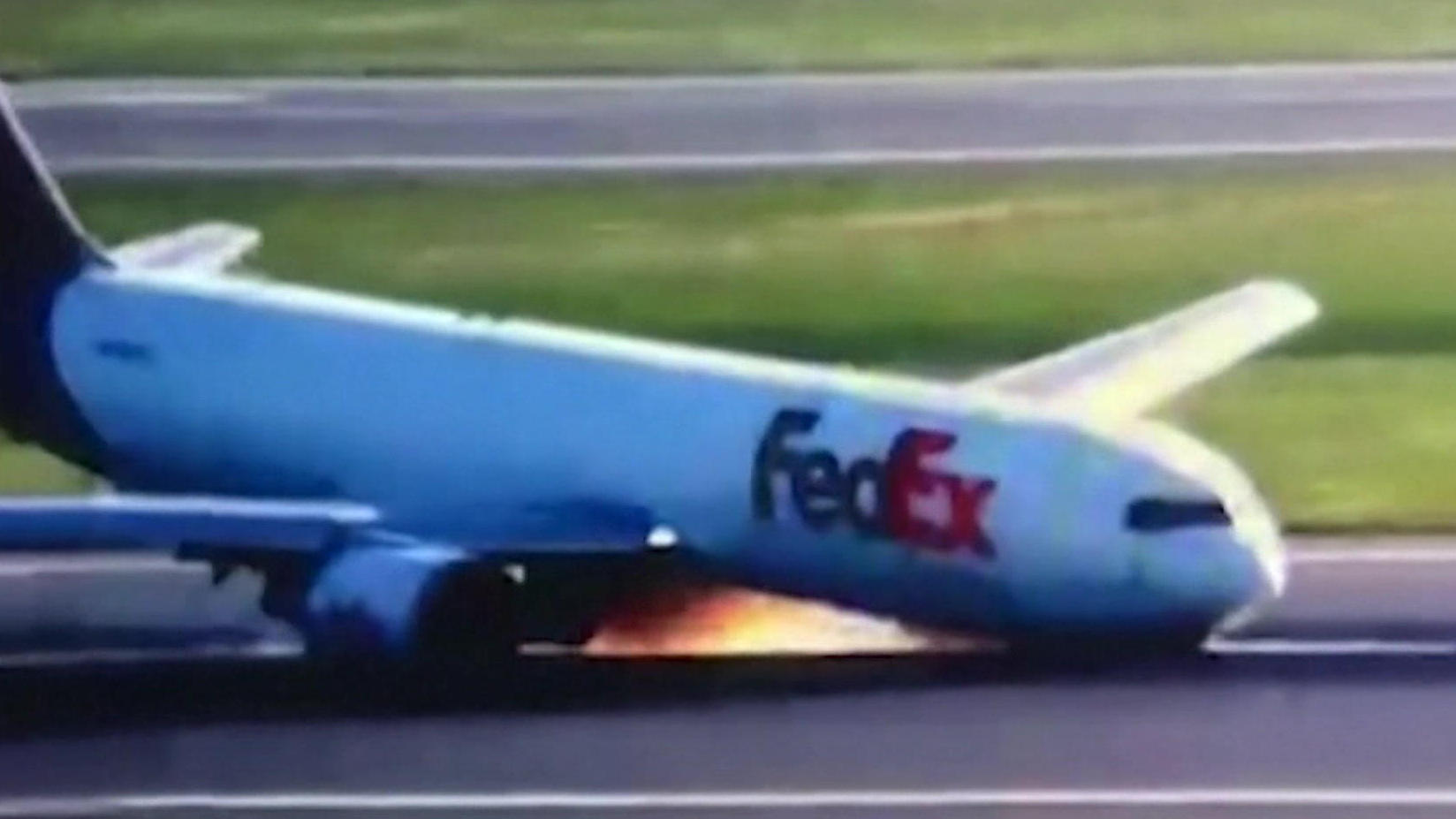 ¡Un avión gigante cae de bruces durante su aterrizaje forzoso!