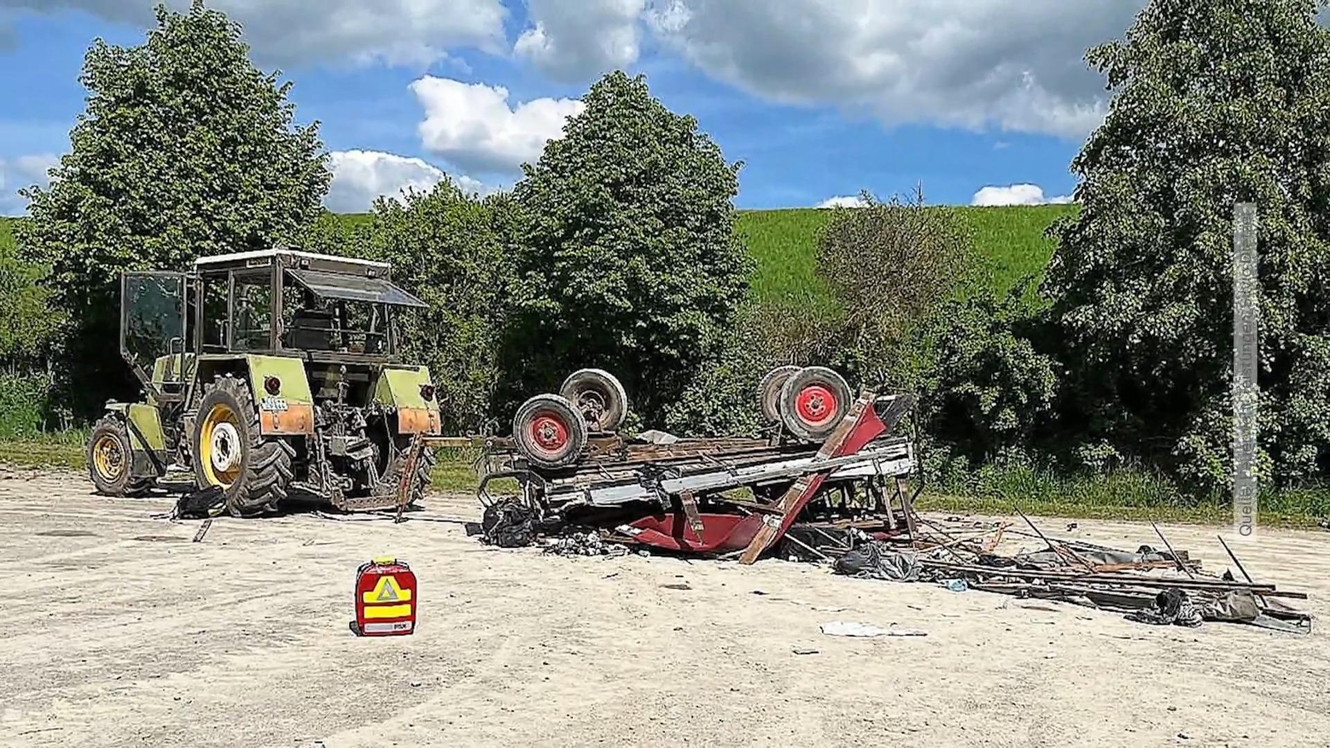 Schwerer Unfall am Vatertag in Thüringen. Traktoranhänger kippt um