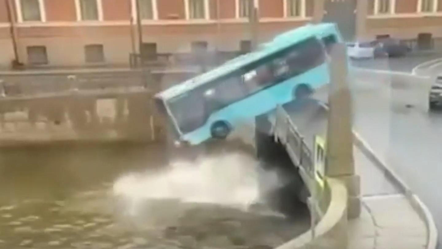 ¡Un autobús cayó al río y mató a varias personas!  Desgracia en San Petersburgo