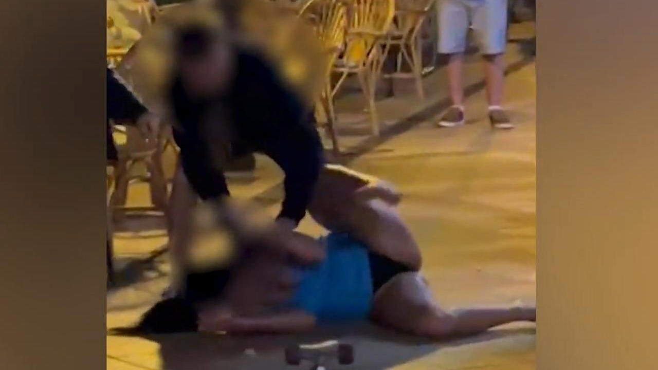 Frauen schlagen sich auf Malle-Meile. Betrunkene Touristen eskalieren im Partyurlaub