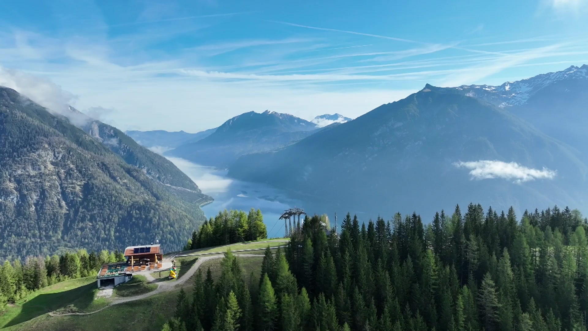 Flug über das Tiroler Meer unter blauem Himmel.  Sommerfeeling am Achensee